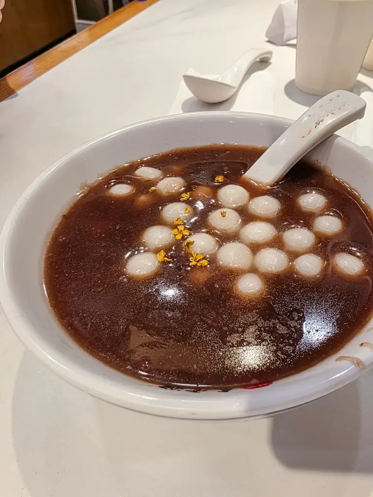 2026 蘇州旅遊攻略|5日遊深度自由行:避開人潮的園林路線、美食、住宿、交通一次搞懂 蘇州山塘街必吃美食:鑫震源赤豆糊圓子,撒上香氣迷人的桂花與Q彈小圓子,經典的蘇式傳統甜點。