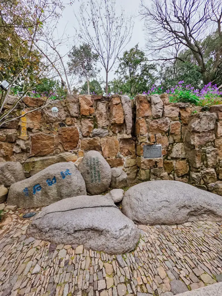 2026 蘇州旅遊攻略|5日遊深度自由行:避開人潮的園林路線、美食、住宿、交通一次搞懂 蘇州虎丘「試劍石」景點,傳說吳王闔閭試劍劈開的巨石,虎丘旅遊必拍奇石
