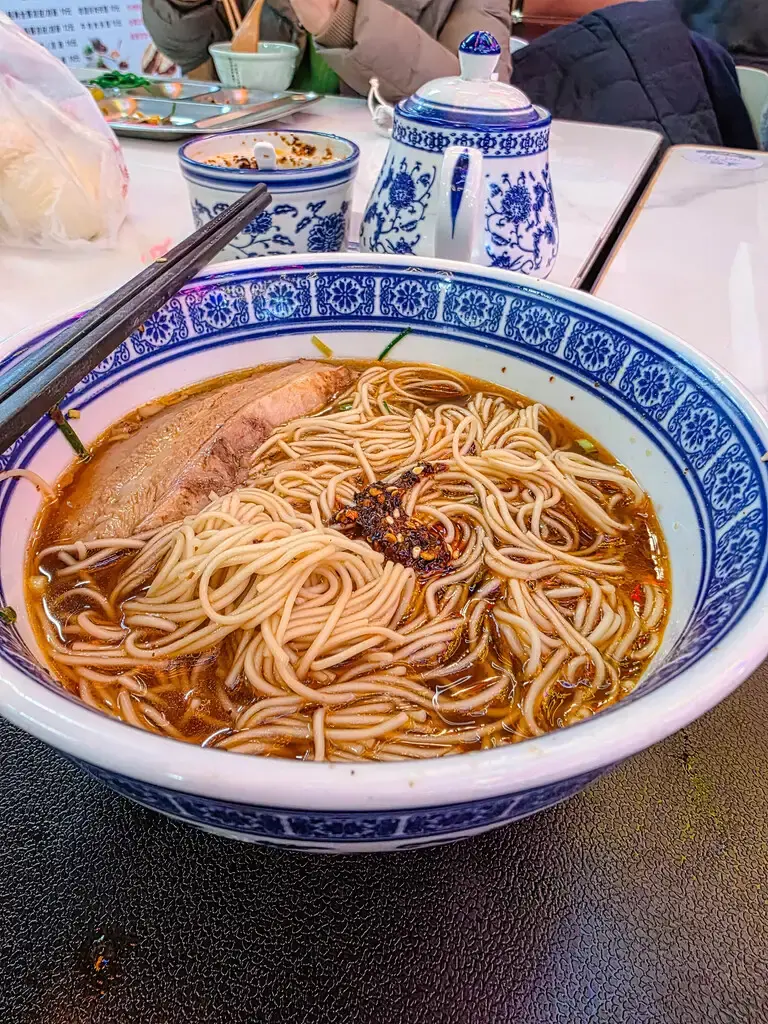 2026 蘇州旅遊攻略|5日遊深度自由行:避開人潮的園林路線、美食、住宿、交通一次搞懂 蘇州在地美食:月泊灣壹號菜市場的現煮蘇式麵,細麵條吸附紅湯精華,搭配入口即化的燜肉