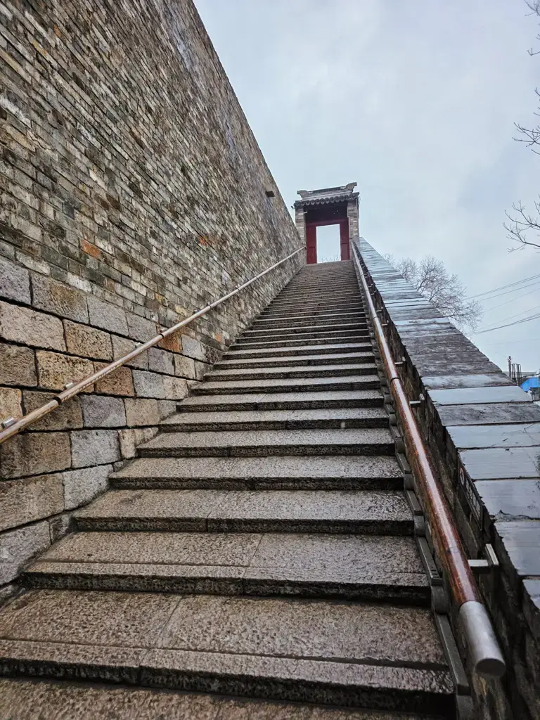 2026 蘇州旅遊攻略|5日遊深度自由行:避開人潮的園林路線、美食、住宿、交通一次搞懂 蘇州自由行必訪古蹟:閶門遺址的古城牆階梯,展現蘇州旅遊悠久的歷史底蘊,是登上城牆俯瞰蘇州老城區風情的推薦蘇州景點。