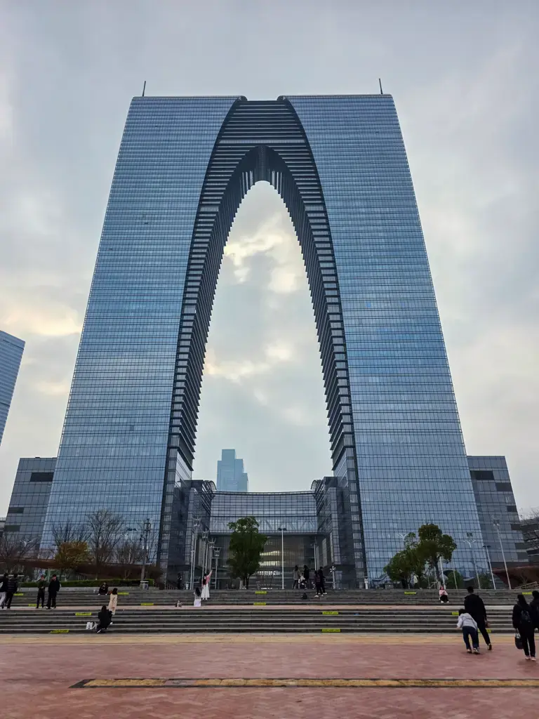 2026 蘇州旅遊攻略|5日遊深度自由行:避開人潮的園林路線、美食、住宿、交通一次搞懂 蘇州自由行必去:金雞湖畔的標誌性建築「東方之門、大褲衩」,是蘇州旅遊行程中不可錯過的現代地標。透過這份蘇州旅遊攻略,你可以了解從金雞湖搭乘水上巴士捕捉這座壯麗摩天大樓的最佳攝影角度。