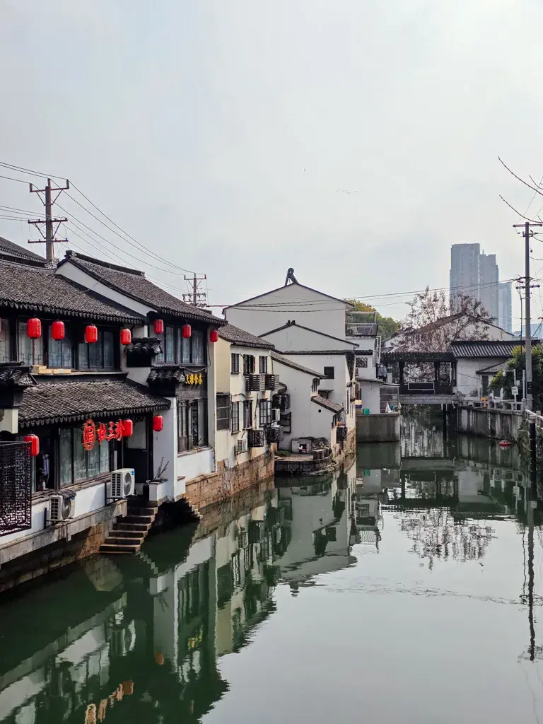 2026 蘇州旅遊攻略|5日遊深度自由行:避開人潮的園林路線、美食、住宿、交通一次搞懂 蘇州景點推薦:葑門橫街的水岸景觀,展現江南水鄉白牆黛瓦、紅燈籠與河道倒影的道地老蘇州生活氣息。