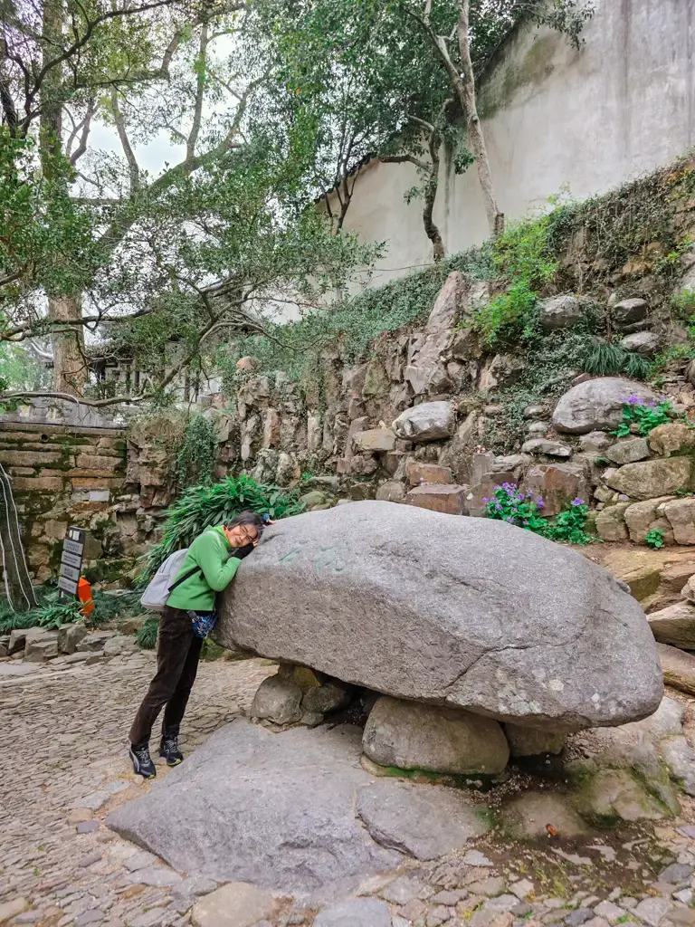 2026 蘇州旅遊攻略|5日遊深度自由行:避開人潮的園林路線、美食、住宿、交通一次搞懂 蘇州自由行必去虎丘山風景名勝區,傳說中具有靈性的枕石景觀與特色園林造景。