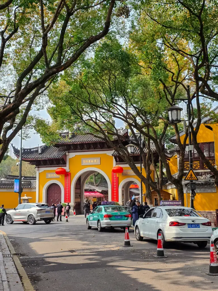 2026 蘇州旅遊攻略|5日遊深度自由行:避開人潮的園林路線、美食、住宿、交通一次搞懂 蘇州寒山寺正門黃牆建築與入口街景,蘇州旅遊必去景點推薦
