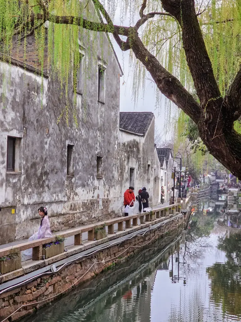 2026 蘇州旅遊攻略|5日遊深度自由行:避開人潮的園林路線、美食、住宿、交通一次搞懂 蘇州平江路漢服拍照建議:古街垂柳與歷史老牆下的漢服體驗,感受水鄉古城迷人的中式美學攝影氛圍。