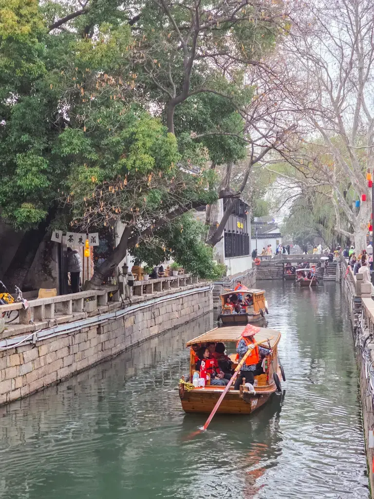 2026 蘇州旅遊攻略|5日遊深度自由行:避開人潮的園林路線、美食、住宿、交通一次搞懂 蘇州旅遊景點:平江路搖櫓船體驗,漫遊江南水鄉千年古街,感受河道遊船與沿岸「日茶夜酒」的蘇式慢生活。
