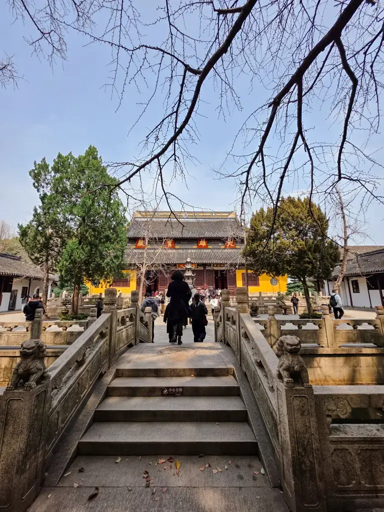 2026 蘇州旅遊攻略|5日遊深度自由行:避開人潮的園林路線、美食、住宿、交通一次搞懂 蘇州自由行走訪姑蘇西園戒幢律寺,在大雄寶殿感受清幽的佛門氛圍與古剎之美