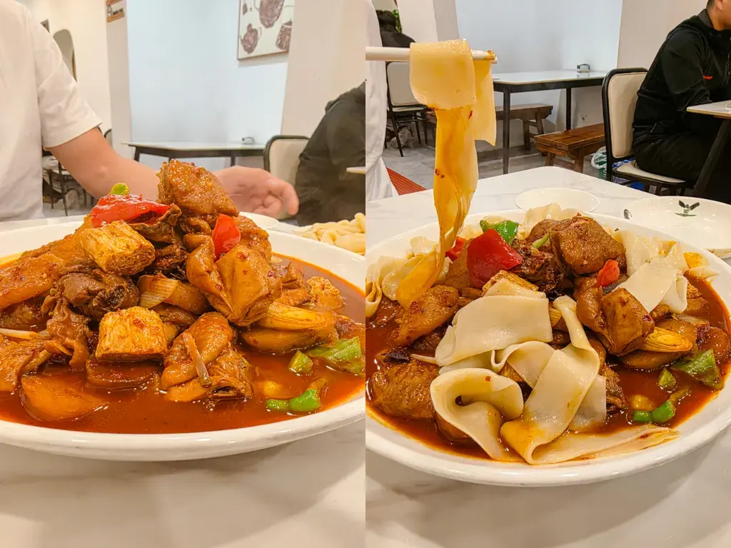 2026 蘇州旅遊攻略|5日遊深度自由行:避開人潮的園林路線、美食、住宿、交通一次搞懂 蘇州美食推薦必吃:位於蘇州 217 美食街的新疆大盤雞,香辣入味的雞肉與Q彈寬麵,是蘇州自由行行程中不可錯過的道地滋味,滿足你的味蕾。