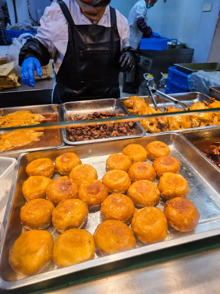 2026 蘇州旅遊攻略|5日遊深度自由行:避開人潮的園林路線、美食、住宿、交通一次搞懂 蘇州必吃美食推薦:趙天祿油氽團子,現炸金黃酥脆的蘇式傳統點心,是蘇州自由行攻略中不可錯過的在地小吃。