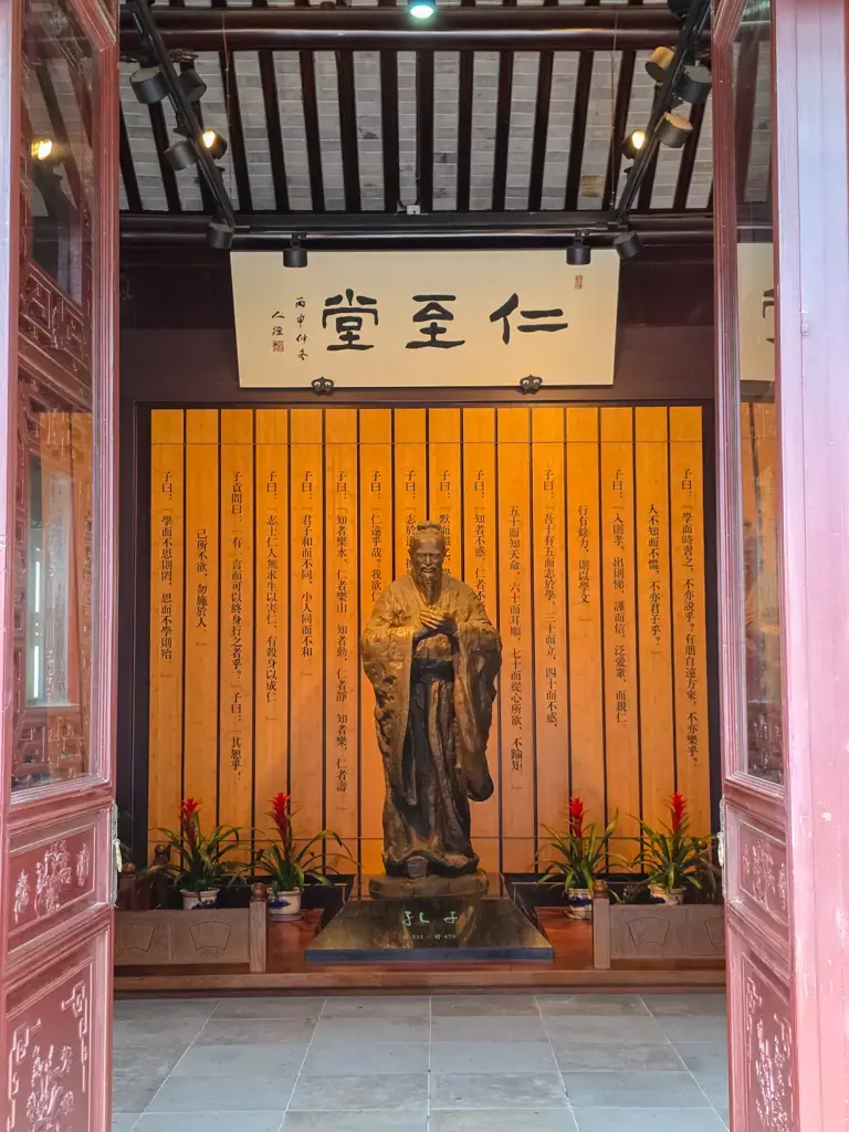 2026 蘇州旅遊攻略|5日遊深度自由行:避開人潮的園林路線、美食、住宿、交通一次搞懂 蘇州景點推薦:蘇州教育博物館(柴園)內的仁至堂,館內供奉孔子像與經典論語背景,是蘇州旅遊行程中結合歷史文化與古典園林藝術的深度景點。