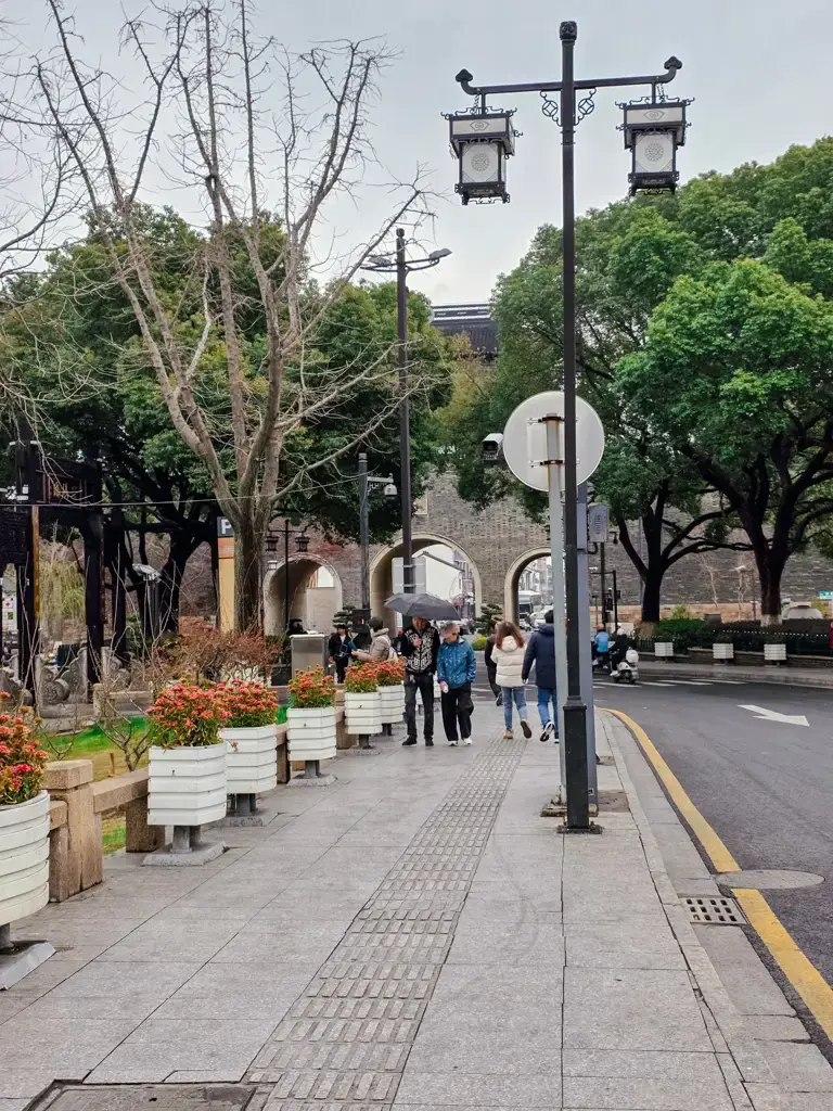 2026 蘇州旅遊攻略|5日遊深度自由行:避開人潮的園林路線、美食、住宿、交通一次搞懂 蘇州自由行散步地圖:西中市街景與遠方的閶門古城牆,是體驗蘇州旅遊在地生活與歷史建築美學的推薦蘇州景點行程。