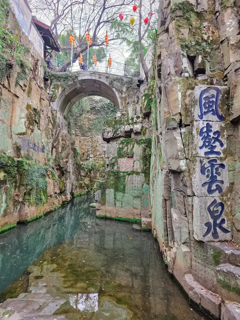 2026 蘇州旅遊攻略|5日遊深度自由行:避開人潮的園林路線、美食、住宿、交通一次搞懂 蘇州虎丘劍池風景區,石壁刻有乾隆御筆「風壑雲泉」與通往劍池的石橋