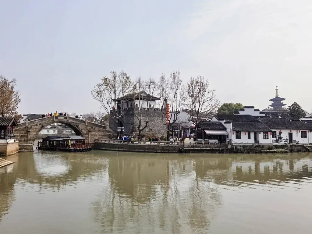 2026 蘇州旅遊攻略|5日遊深度自由行:避開人潮的園林路線、美食、住宿、交通一次搞懂 蘇州楓橋風景區全景:京杭大運河畔的石拱橋、古城牆與遠處塔影