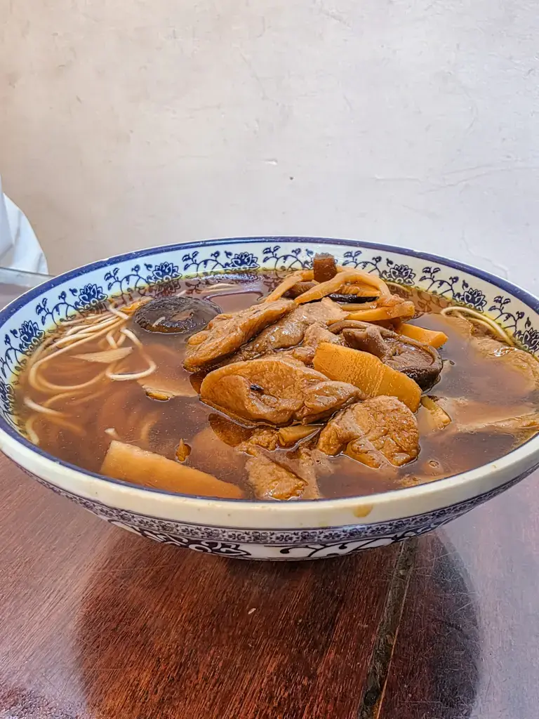 2026 蘇州旅遊攻略|5日遊深度自由行:避開人潮的園林路線、美食、住宿、交通一次搞懂 蘇州美食推薦,西園寺素麵特寫,招牌觀音麵,包含香菇、素肉與筍片的蘇式紅湯麵