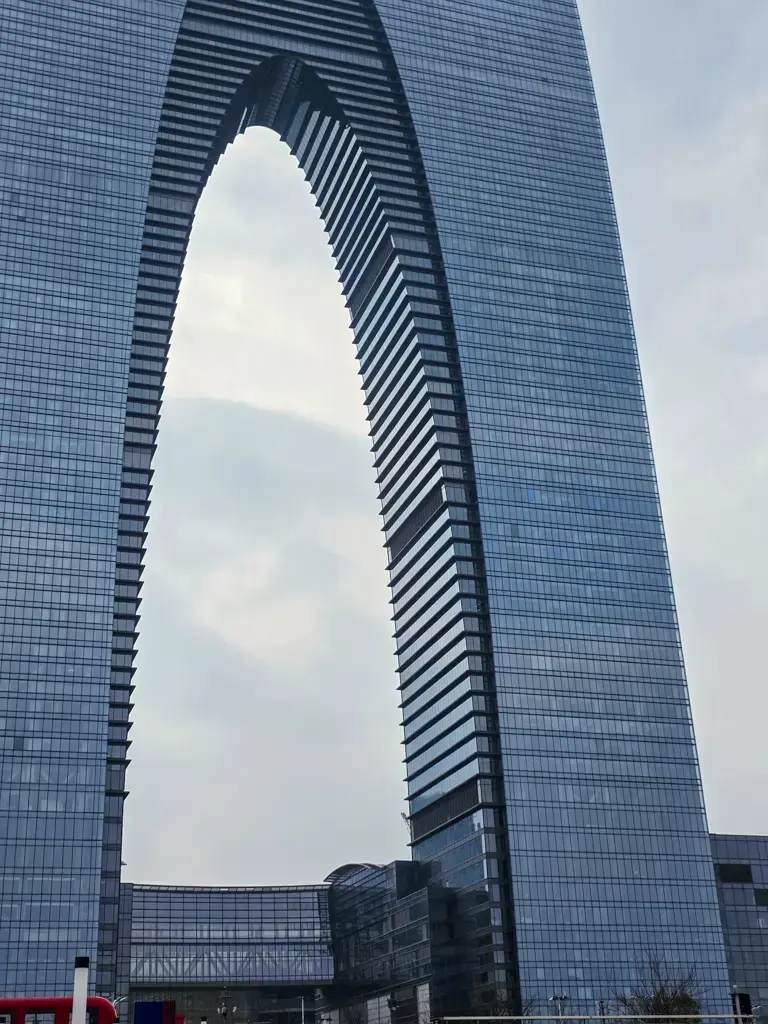 2026 蘇州旅遊攻略|5日遊深度自由行:避開人潮的園林路線、美食、住宿、交通一次搞懂 蘇州自由行景點推薦:近距離仰望蘇州金雞湖地標「東方之門」,壯觀的現代建築設計如大褲衩是蘇州旅遊行程中的視覺焦點,也是攝影愛好者必拍的蘇州景點。