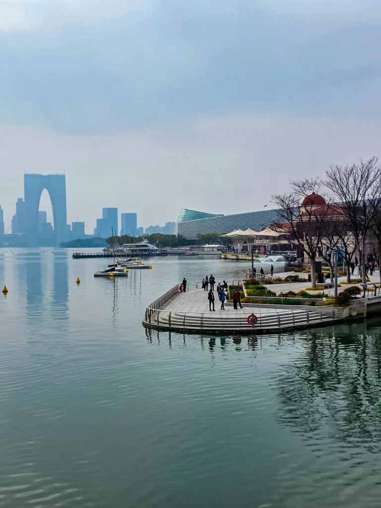 2026 蘇州旅遊攻略|5日遊深度自由行:避開人潮的園林路線、美食、住宿、交通一次搞懂 蘇州自由行行程:蘇州金雞湖景區現代化都市景致,遠眺蘇州地標「東方之門」,是熱門的蘇州景點推薦,展現了蘇州除了古城園林外的現代化水岸魅力。