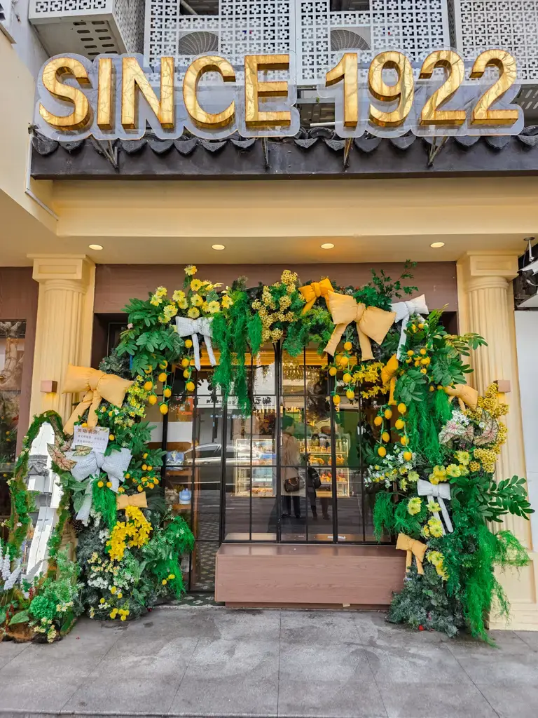 2026 蘇州旅遊攻略|5日遊深度自由行:避開人潮的園林路線、美食、住宿、交通一次搞懂 蘇州十全街必去景點:百年老店長發西餅特色門面,精美花卉拱門與 SINCE 1922 標誌,是蘇州自由行中熱門的拍照與美食行程。