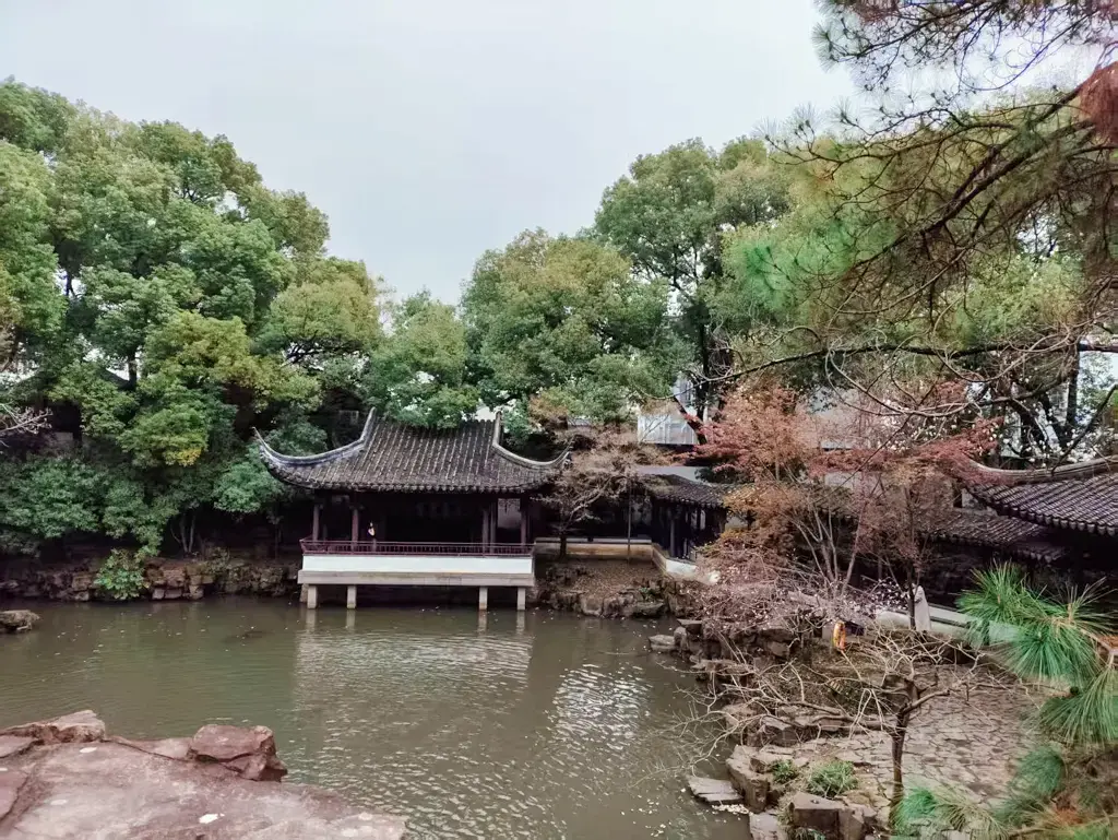 2026 蘇州旅遊攻略|5日遊深度自由行:避開人潮的園林路線、美食、住宿、交通一次搞懂 蘇州旅遊私房景點:北寺塔梅圃內的古典園林景觀,池畔涼亭與錯落有致的植栽,展現蘇州自由行中難得的寧靜意境。