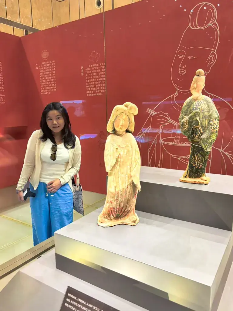 陝西歷史博物館必看展品:精美的唐代仕女俑與唐三彩特寫,西安旅遊必去景點