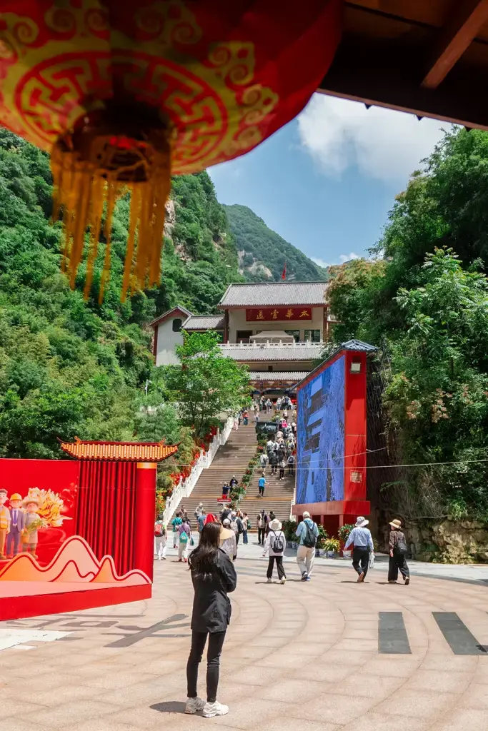 華山西峰索道站,太華索道,旅客正在此排隊準備搭乘纜車上山展開華山一日遊