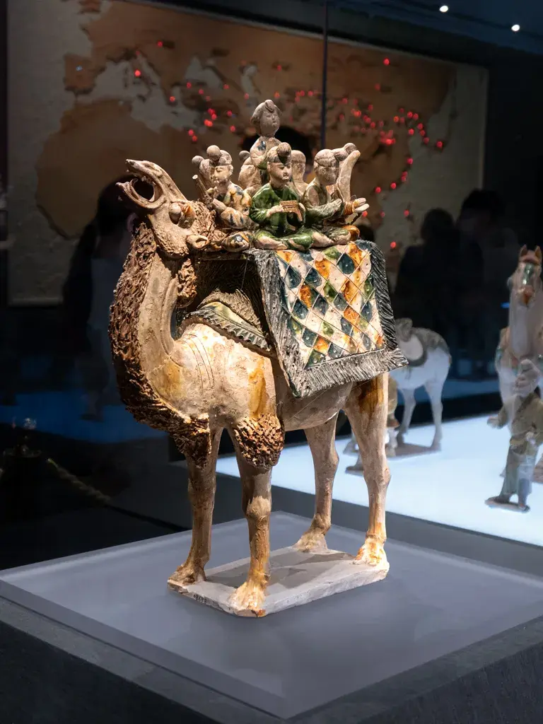 陝西歷史博物館必看展品:盛唐三彩載樂駱駝俑文物細節