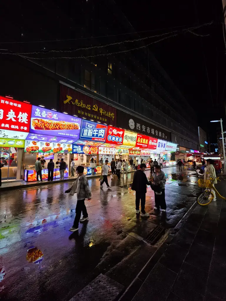 騾馬市步行街夜晚豐富的在地特色小吃餐廳