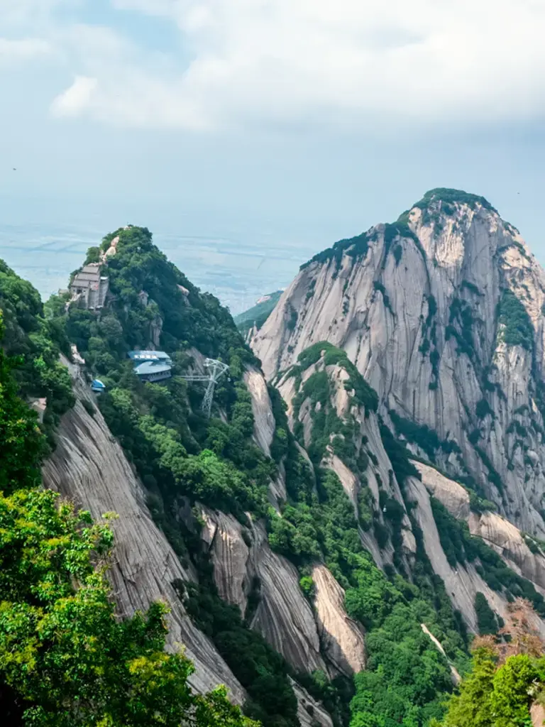 華山景區的北峰索道與山脊間的廟宇建築,展現西安華山的自然景觀與現代工程的融合