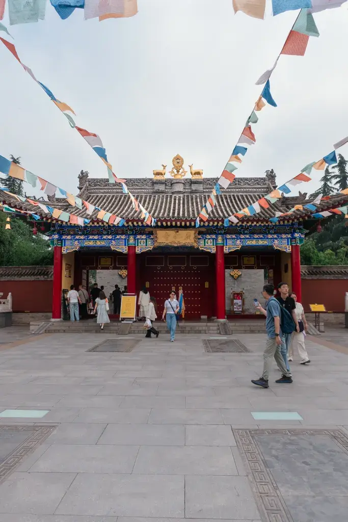 西安景點介紹-廣仁寺入口:掛滿五彩經幡的壯觀藏式寺院大門