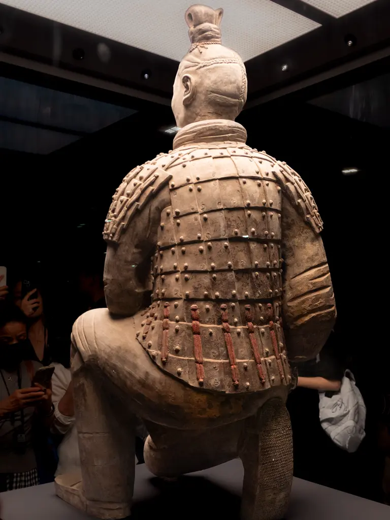 西安兵馬俑跪射俑背面展示:可見秦代盔甲編繩結構和鞋底工藝