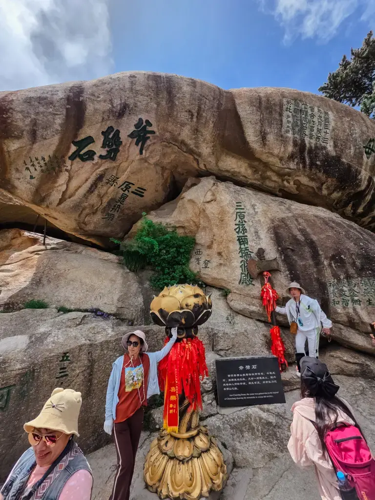 華山西峰斧劈石,沈香劈山救母傳說與神斧道具,中國華山必訪文化地標