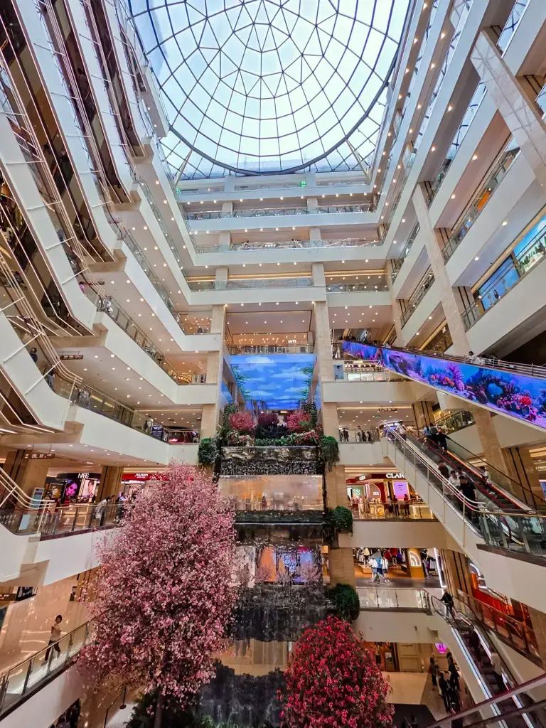西安旅遊地標:賽格國際購物中心亞洲最長室內扶梯與景觀瀑布