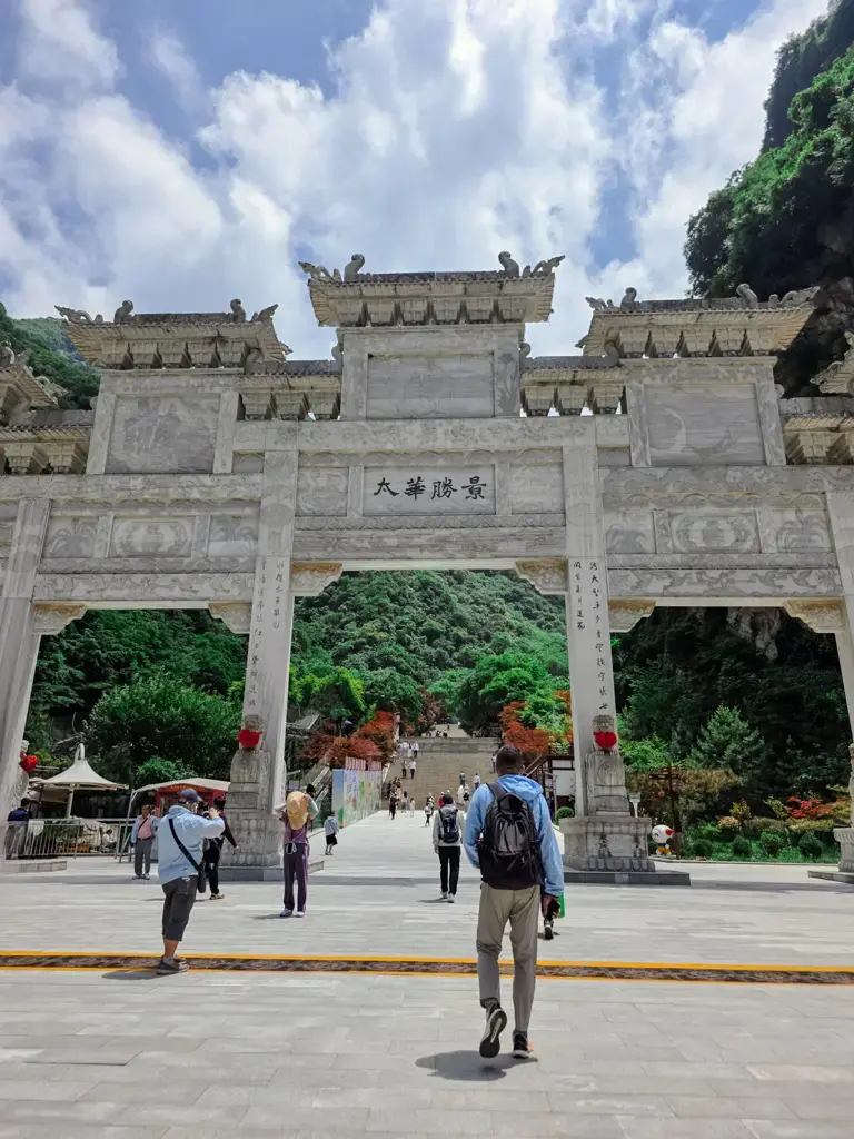 華山太華勝景牌樓,這是中國華山景區的西峰主入口,也是許多旅客展開華山一日遊的起點