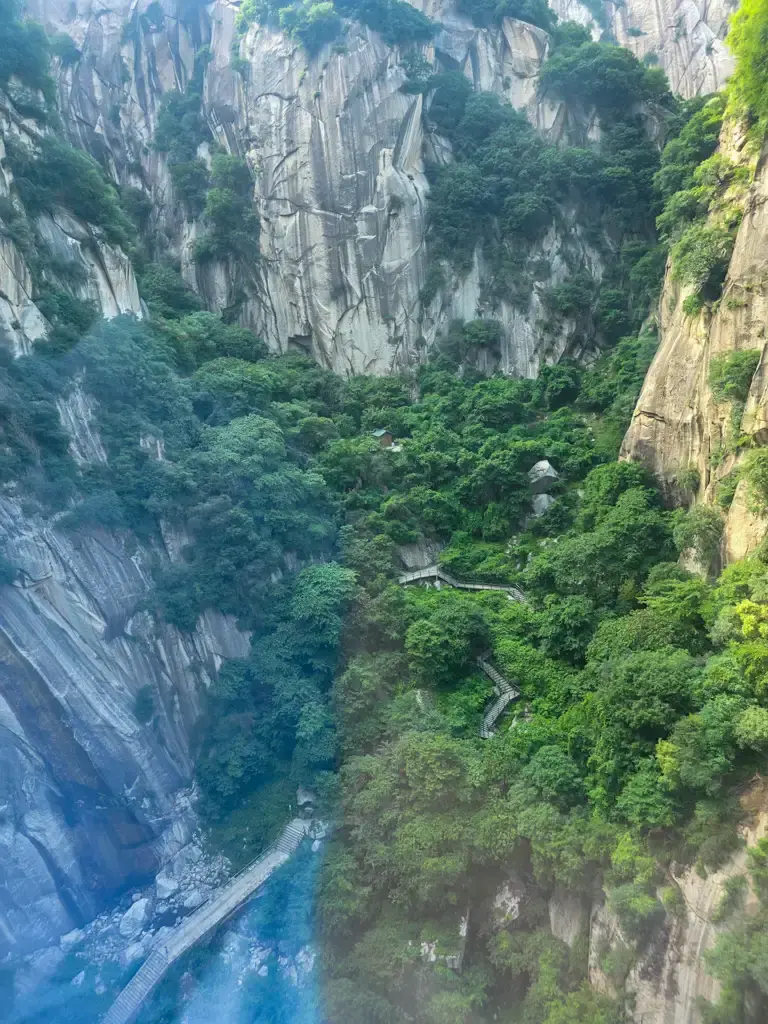 從華山西峰索道內俯瞰華山深谷與險峻的登山步道,展現中國華山花崗岩絕壁的壯觀地貌