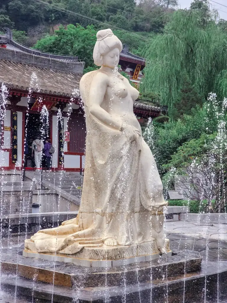 華清宮楊貴妃雕像與噴泉