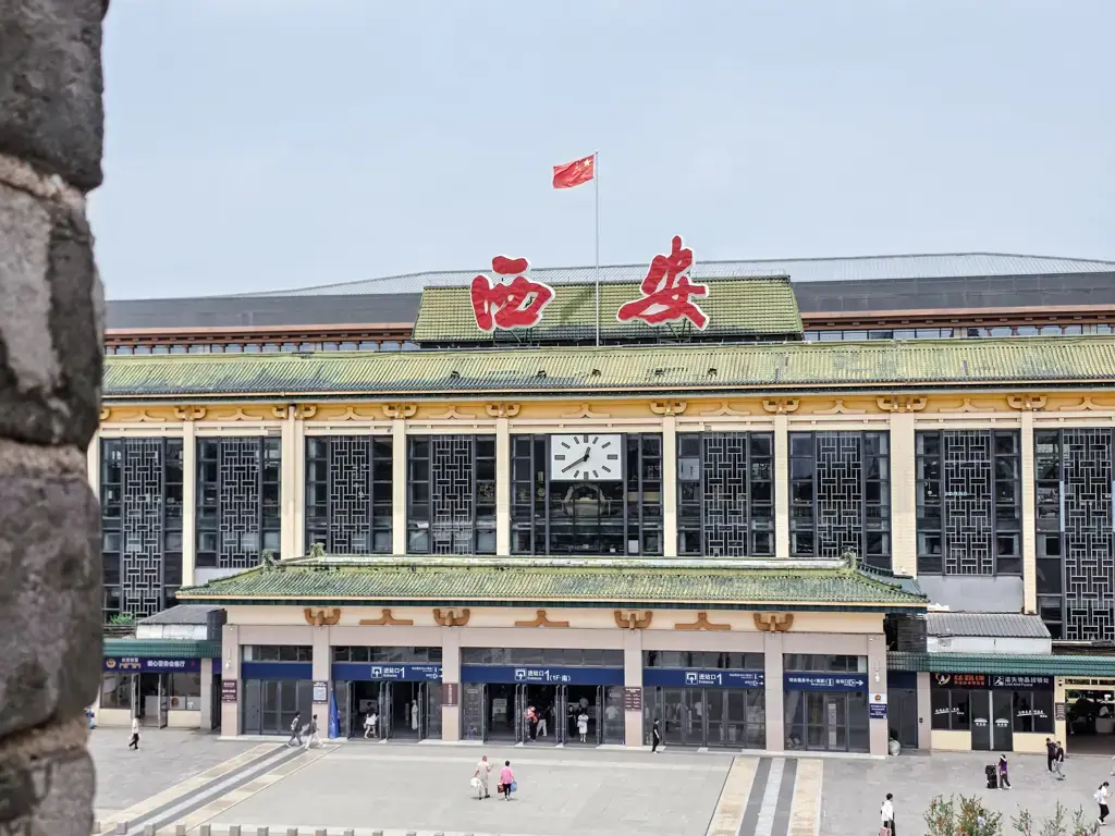 西安城牆觀景點:從城牆俯瞰現代化的西安火車站全貌