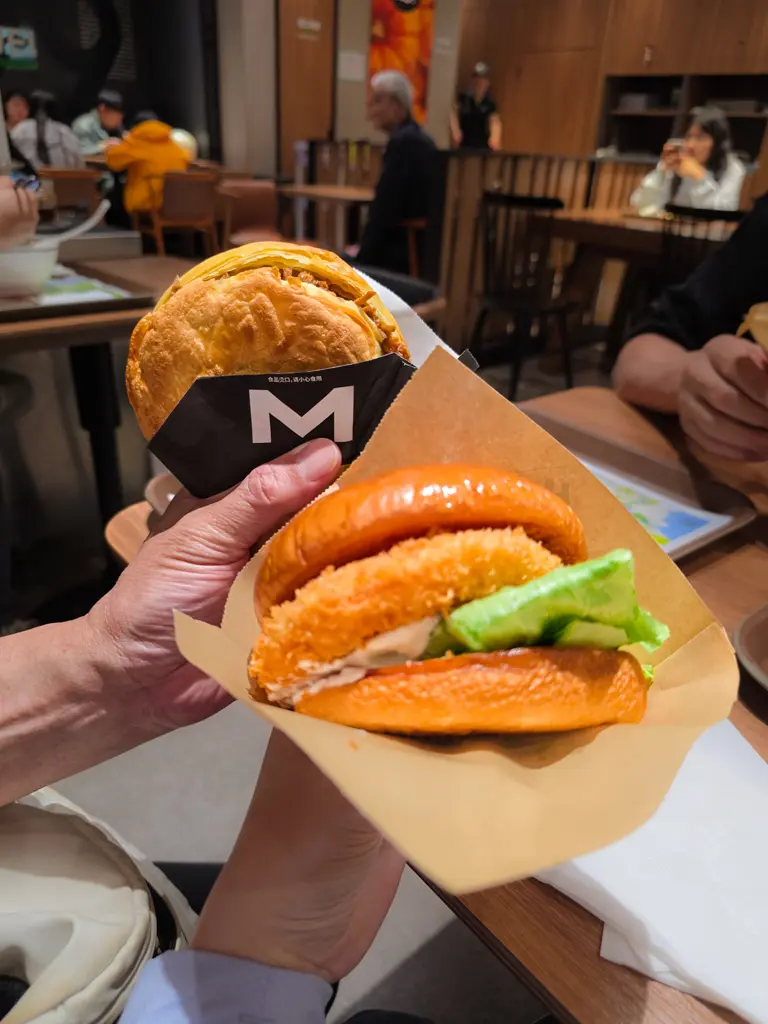 西安魏家涼皮必吃美食:至珍鮮蝦堡與肉夾饃