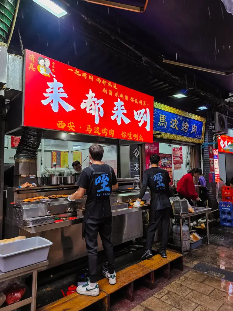 西安美食推薦:回民街評價很高的現烤肉串與燒烤攤