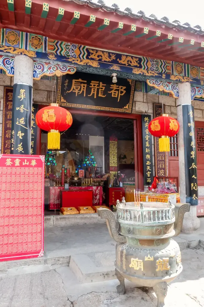 陝西華山景區內的都龍廟,門前掛著紅色燈籠與古色古香的香爐,適合休息的中國華山景點