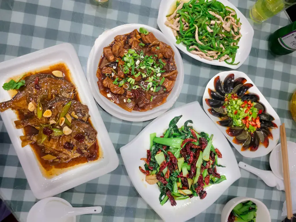 西安美食推薦在地家常菜:天天飯店推薦紅燒肉燉寬粉與家常料理