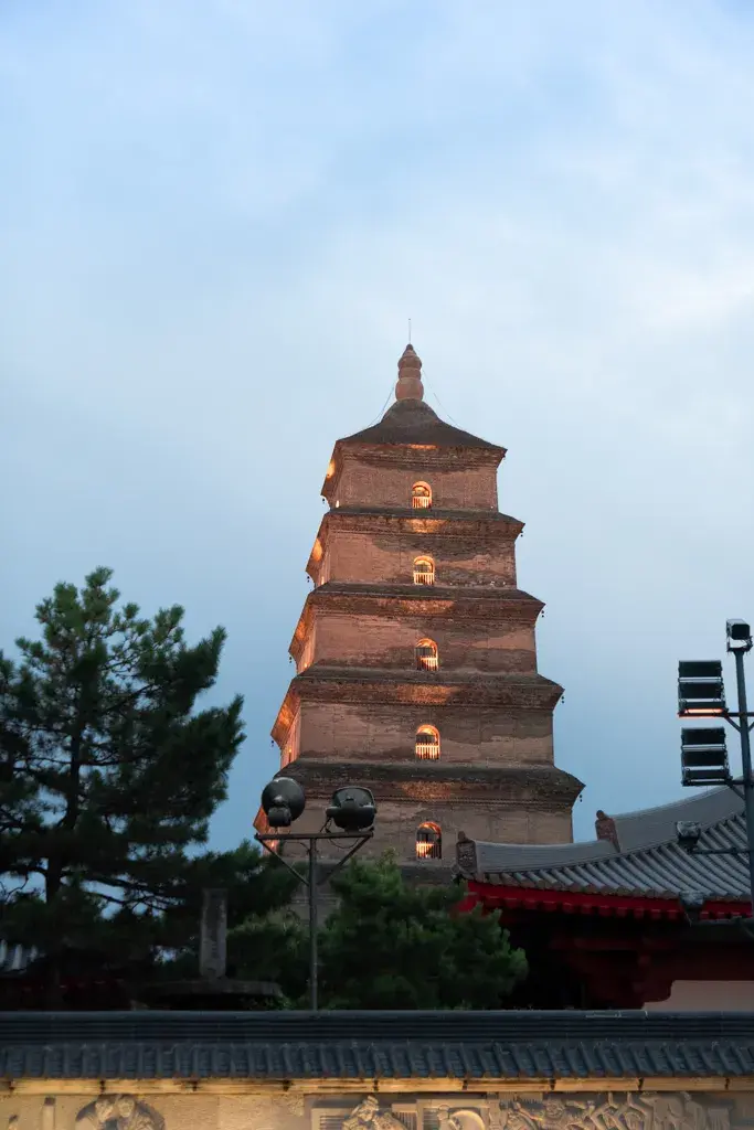 西安景點推薦:大雁塔必看夜景,七層磚塔燈光璀璨,西安旅遊必去大雁塔南廣場