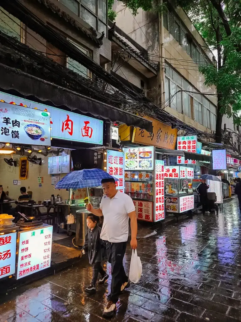 西安自由行:回民街支巷的在地美食街景與熱鬧氛圍