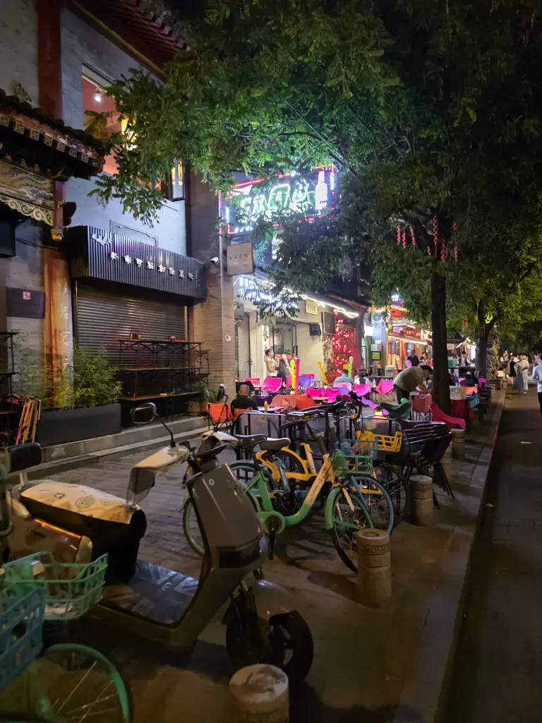 西安永寧門夜晚體驗:城牆下放鬆的酒吧與街頭氛圍