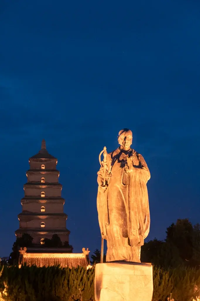西安景點必去:大雁塔南廣場,此圖以玄奘法師銅像拍攝的夜景照,以大雁塔為背景