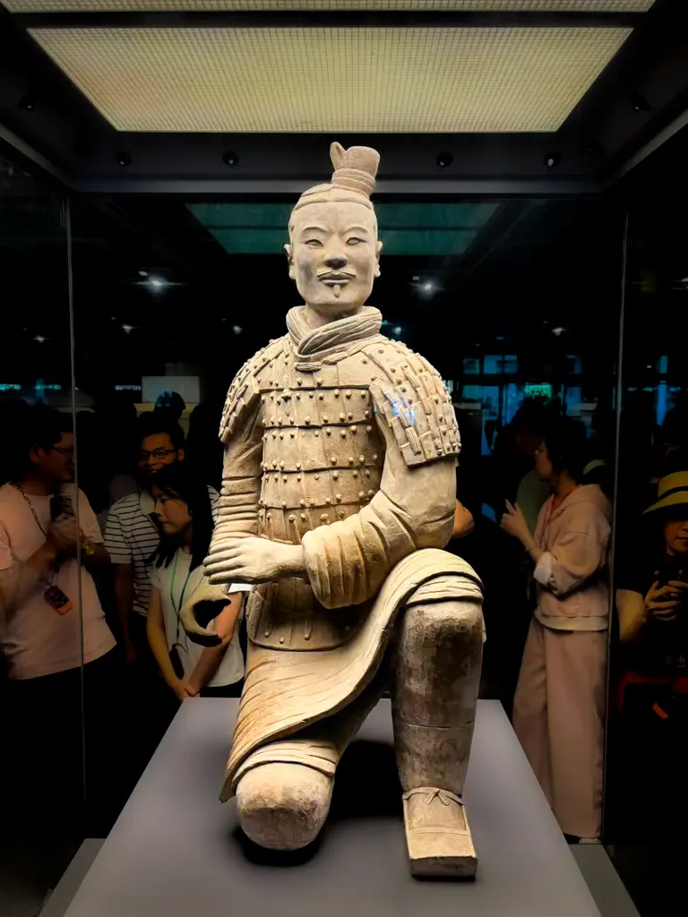 西安兵馬俑博物館珍品:跪射俑正面特寫與工藝細節