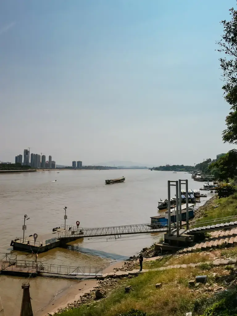 泰國金三角湄公河畔碼頭與長尾船停泊全景