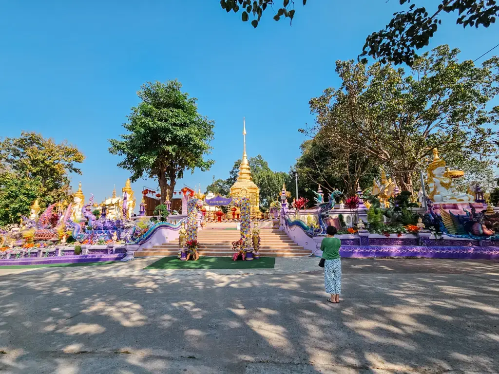 美賽一日遊景點：蠍子廟 Wat Phra That Doi Wao 金色佛塔與廣場景觀