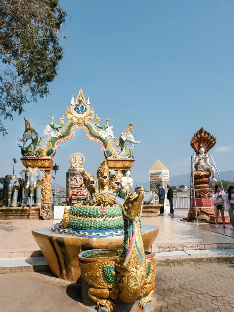 泰國清萊金三角公園觀景平台與地標牌坊