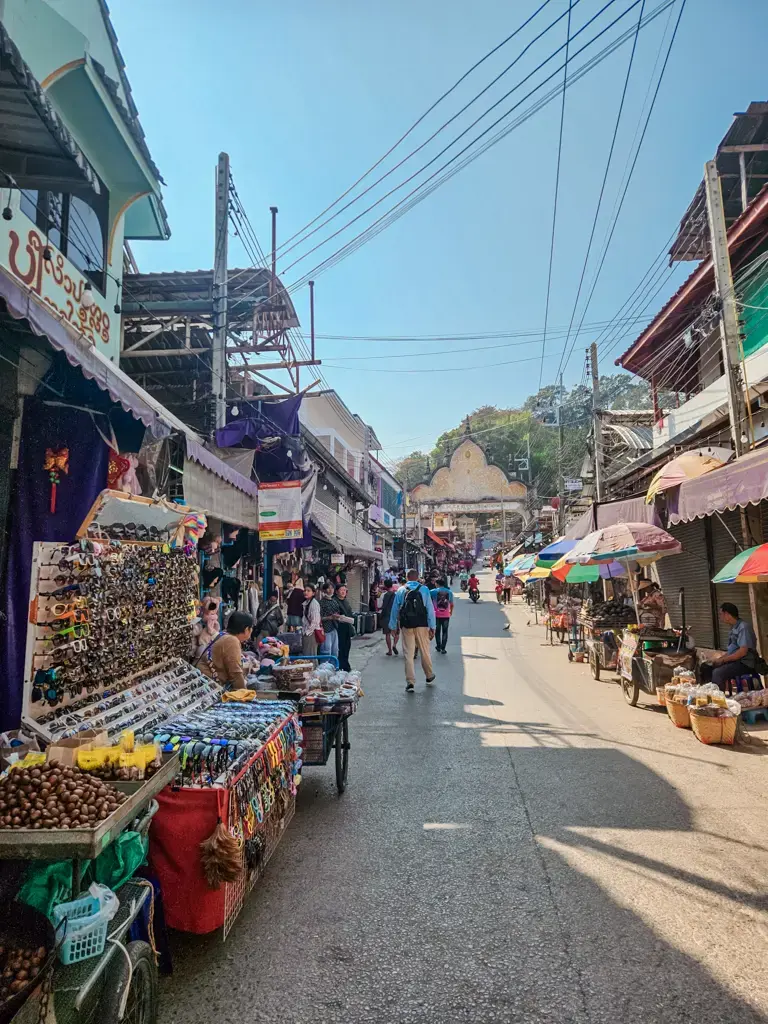 金三角美賽一日遊景點：美賽邊境 Sai Lom Joy 市場攤販街景
