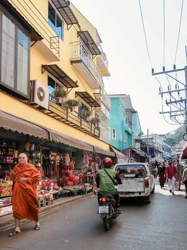 泰國美賽邊境市場熱鬧街景與僧侶化緣畫面