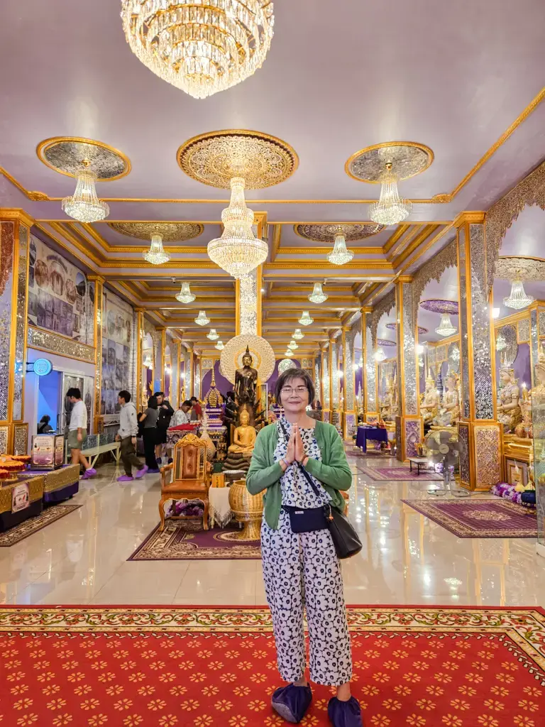 美賽紫廟 Wat Phra That Doi Wao 紫色與金色交織的華麗大殿內部